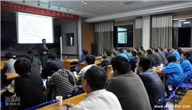 皖南電機(jī):李明老師在講課 皖南電機(jī):李明老師在講課