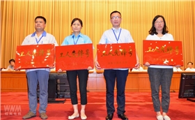 皖南電機魯雪紅上臺領獎 皖南電機魯雪紅上臺領獎