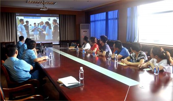 老師在觀看皖南電機(jī)宣傳短片 老師在觀看皖南電機(jī)宣傳短片