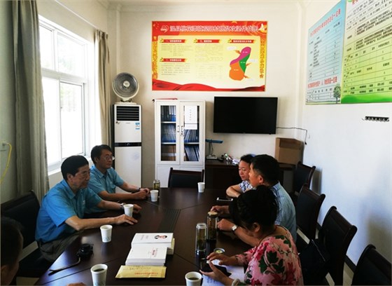 皖南電機董事長陳根喜、總經(jīng)理陳學鋒到觀陽村扶貧