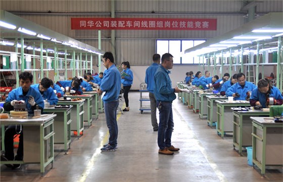 電機生產(chǎn)廠家:裝配車間嵌線競賽現(xiàn)場 電機生產(chǎn)廠家:裝配車間嵌線競賽現(xiàn)場