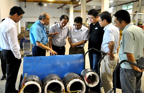 皖南電機管總陪同徐總經(jīng)濟師在車間調研 皖南電機管總陪同徐總經(jīng)濟師在車間調研