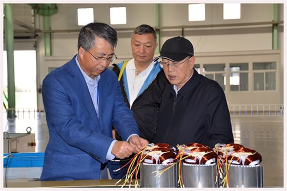 圖為中國機(jī)械工業(yè)聯(lián)合會特別顧問蔡惟慈（右一）、上海電器科學(xué)研究所(集團(tuán))有限公司黨委書記鄒孟奇（中）在公司副總經(jīng)理孫躍（左一）的陪同下參觀皖南電機(jī)生產(chǎn)車間