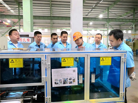 圖為電氣公司正在開展現(xiàn)場(chǎng)培訓(xùn) 圖為電氣公司正在開展現(xiàn)場(chǎng)培訓(xùn)