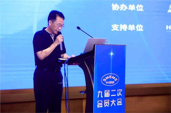 陳學(xué)鋒向大會(huì)宣讀“九屆二次會(huì)員大會(huì)會(huì)議紀(jì)要” 陳學(xué)鋒向大會(huì)宣讀“九屆二次會(huì)員大會(huì)會(huì)議紀(jì)要”