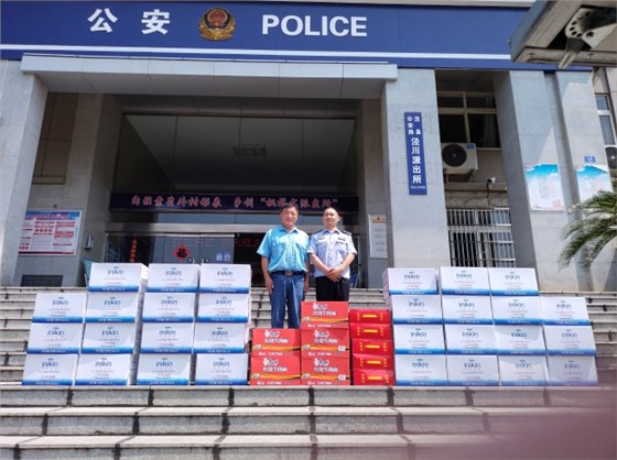 圖為公司安全環(huán)境保護(hù)處處長(zhǎng)董萌蓓為子弟兵及公安民警送去慰問品，并致以節(jié)日的問候和祝福