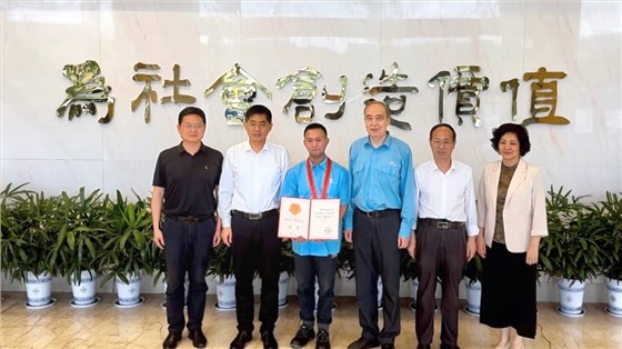 省、市總工會(huì)為皖南電機(jī)“全國五一勞動(dòng)獎(jiǎng)?wù)?rdquo;獲得者授牌頒獎(jiǎng)