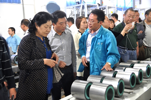 總經理陳學鋒介紹自動流水線 總經理陳學鋒介紹自動流水線