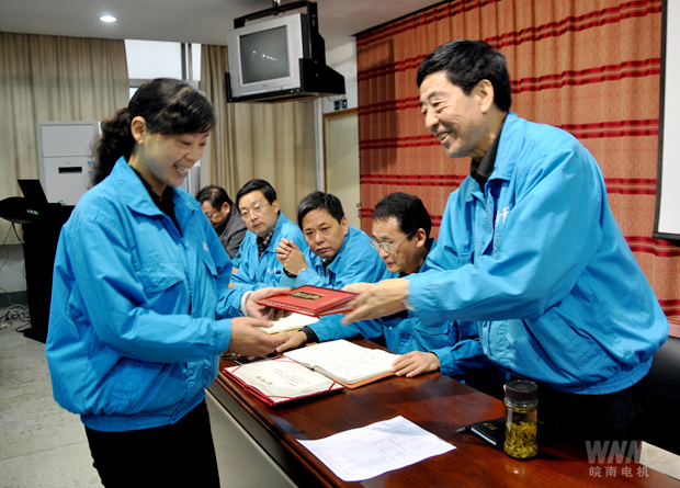 董事長(zhǎng)陳根喜為獲獎(jiǎng)部門(mén)頒獎(jiǎng) 董事長(zhǎng)陳根喜為獲獎(jiǎng)部門(mén)頒獎(jiǎng)