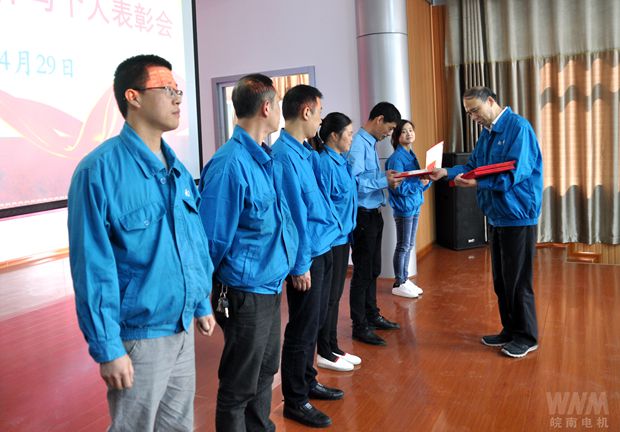 黨委書記、副董事長(zhǎng)管兵為先進(jìn)集體頒獎(jiǎng)