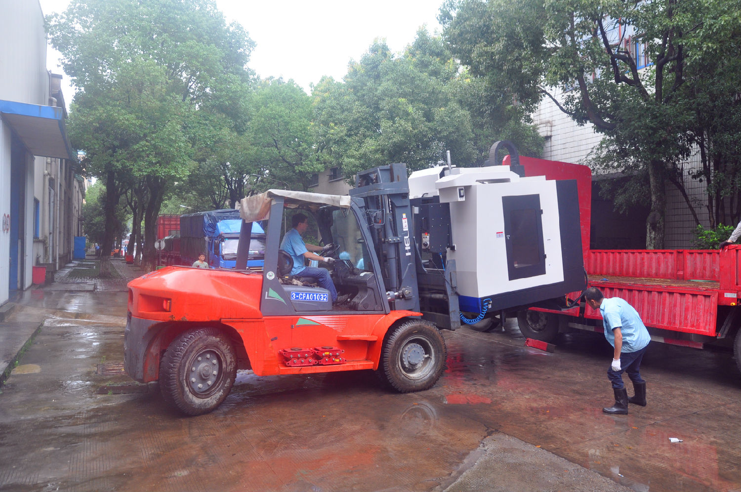 防汛期間，皖南電機(jī)轉(zhuǎn)移重要設(shè)備至安全地帶