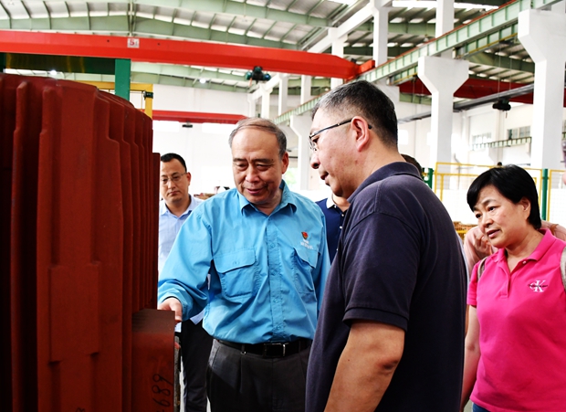 圖為公司黨委書記、副董事長管兵正在向校友介紹公司產(chǎn)品